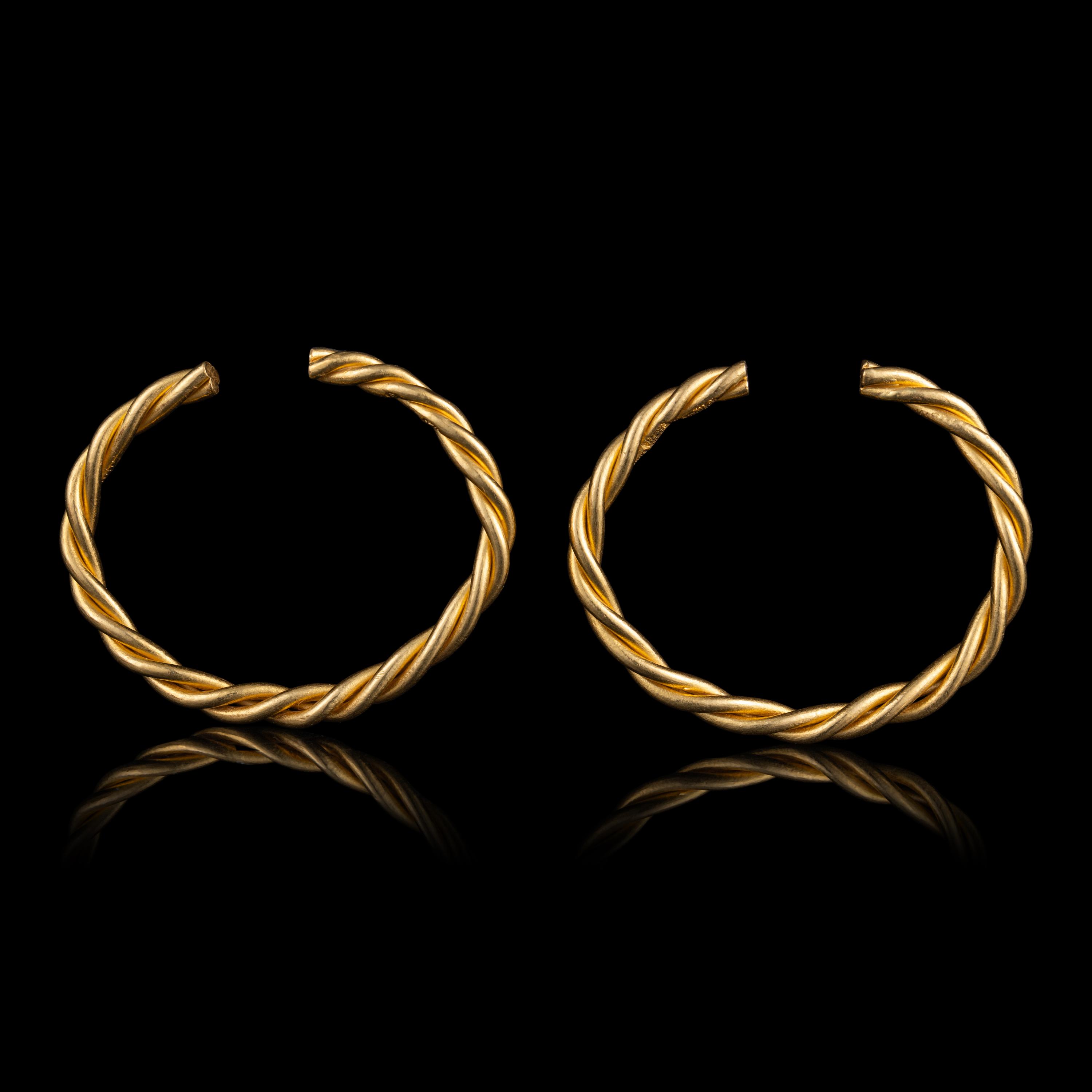 A Pair of Chinese Twisted Gold Bracelets, Qianzhuo, 19th Century or Later 清或更晚 金紐絲鉗鐲一對