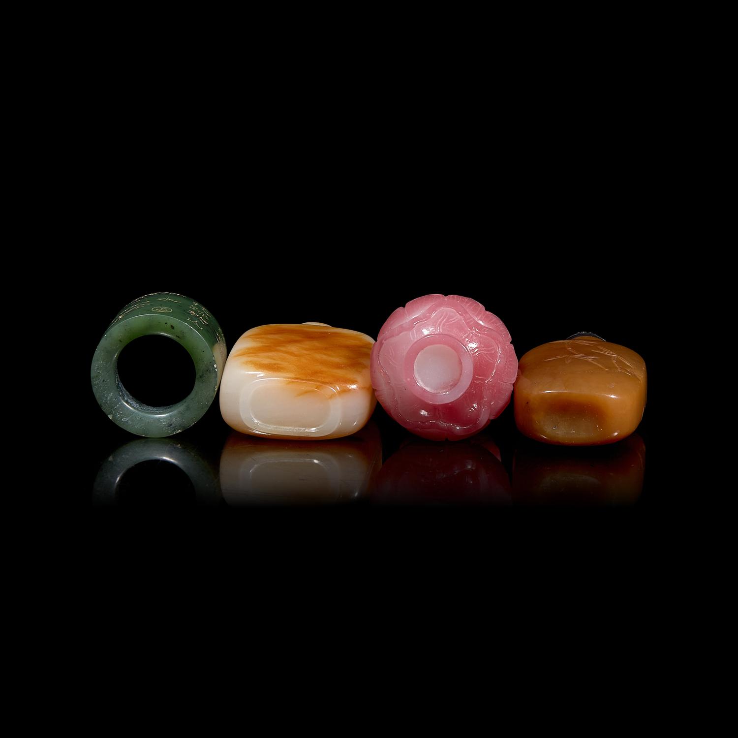 Three Chinese Snuff Bottles and a Spinach Jade Thumb Ring 瑪瑙和料器鼻煙壺三支及碧玉扳指一件