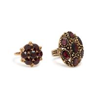 COLLECTION OF YELLOW GOLD AND GARNET JEWELRY