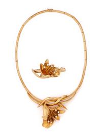 YELLOW GOLD AND DIAMOND FLOWER MOTIF NECKLACE AND BRACELET
