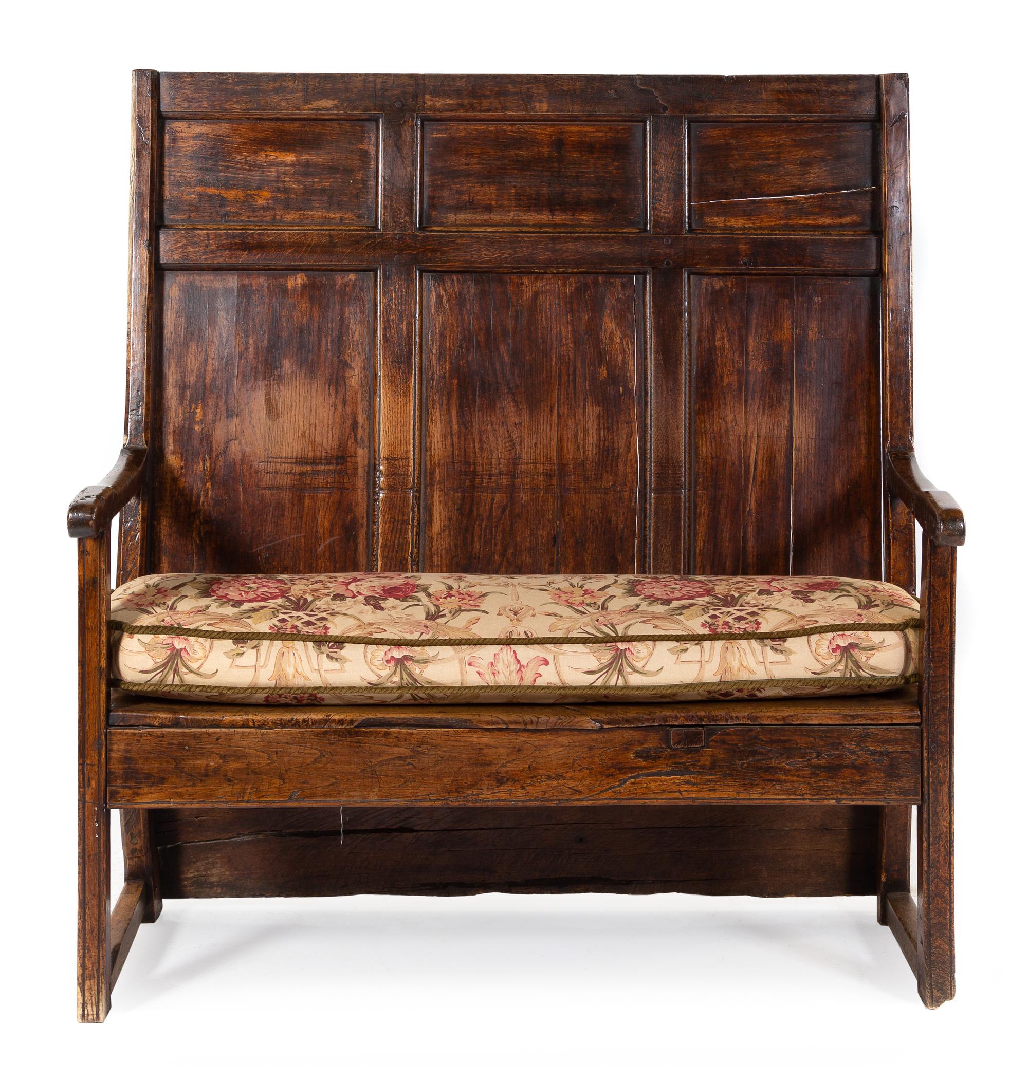A Continental Oak Settle Height 56 x width 52 x depth 21 inches. — 17TH/18TH CENTURY