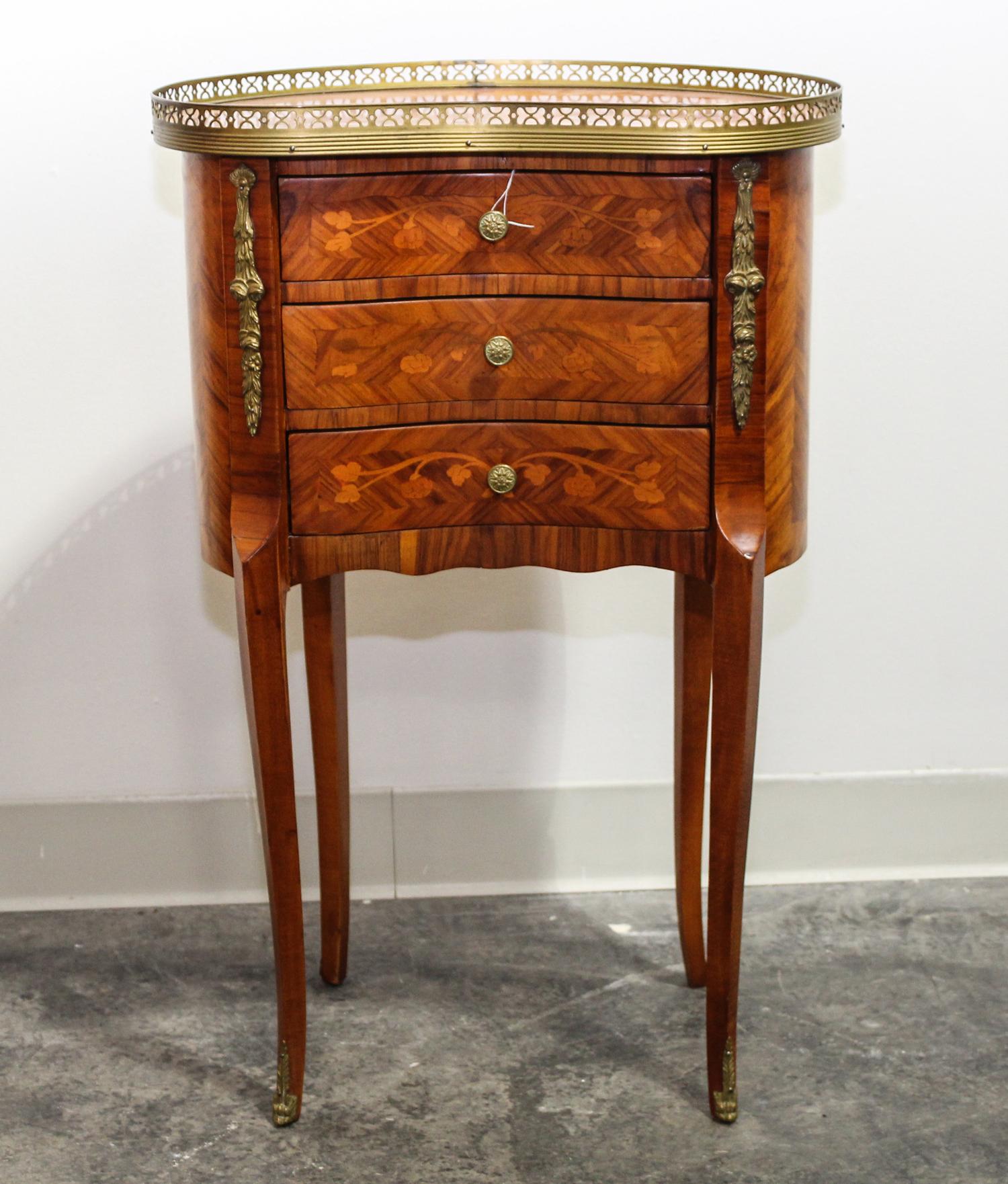A Louis XV Style Marquetry Table en Chiffonier Height 29 1/4 x width 19 x depth 10 3/4 inches. — 20TH CENTURY