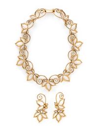 YELLOW GOLD FLORAL MOTIF NECKLACE AND EARRINGS
