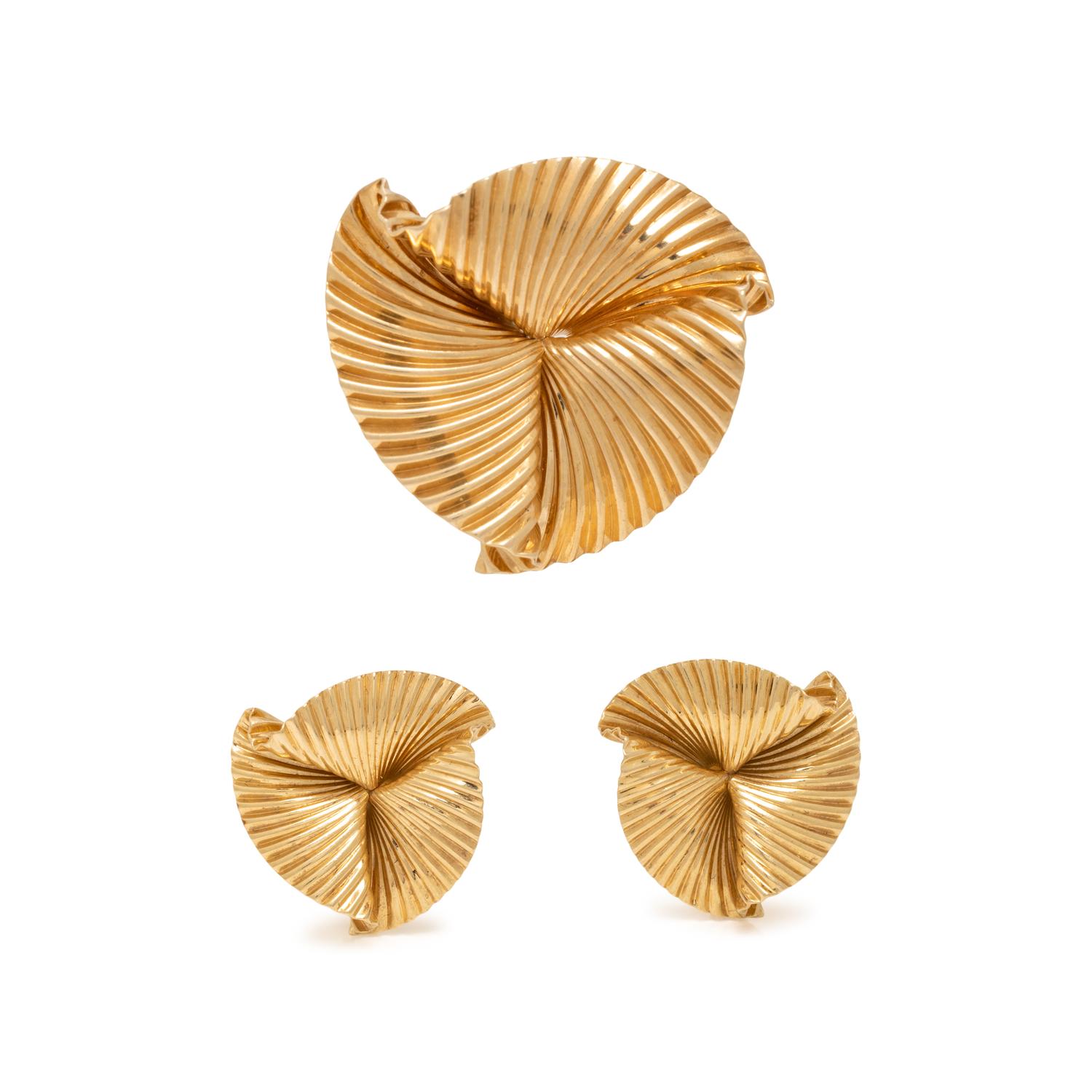 TIFFANY & CO., YELLOW GOLD BROOCH