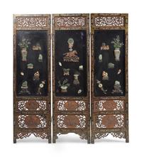 Three Chinese Jade, Hardstone, and Cloisonne-Embellished Screen Panels, 20th Century — 黑漆地嵌寳博古圖屏風三扇