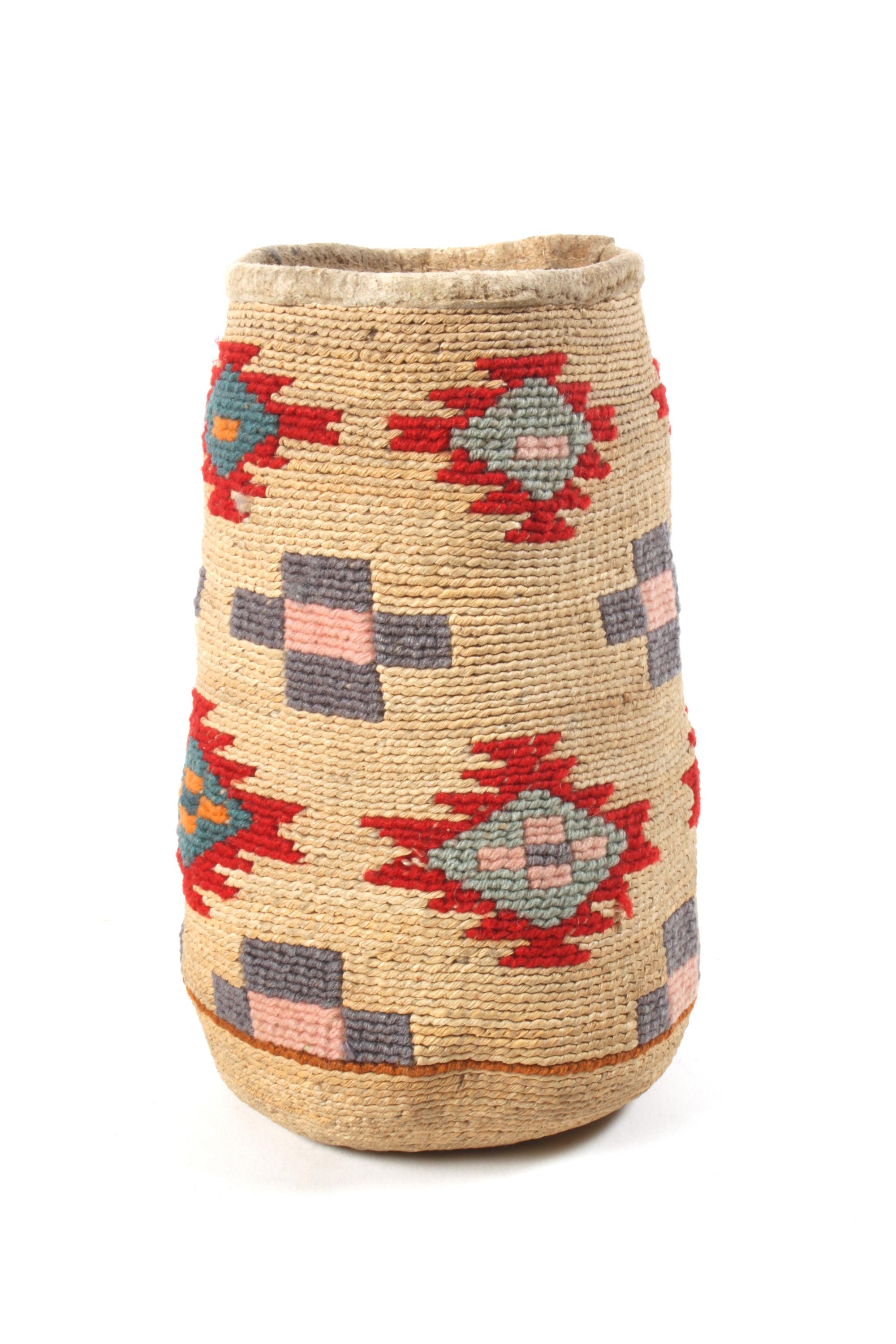 Nez Perce Round Corn Husk Basket Height 6 1/4 inches