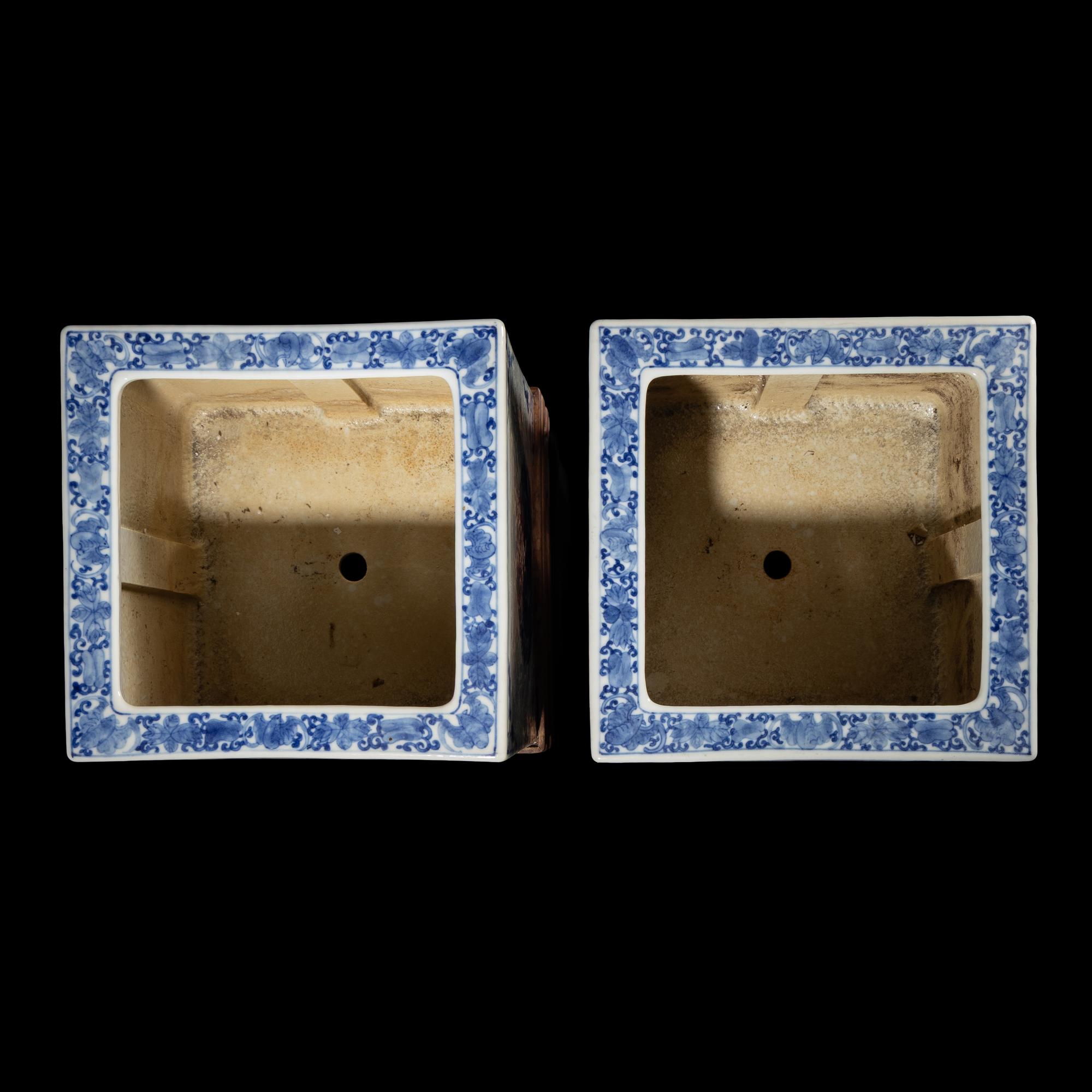 A Pair of Chinese Blue and White Rectangular Porcelain Planters, 19th Century 清晚期 青花花盆一對