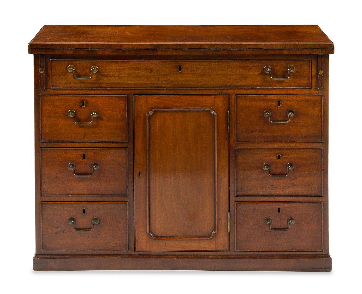 A Georgian Style Mahogany Bachelor's Chest Height 31 x width 40 7/8 x depth 13 3/4 inches (closed). — 19TH CENTURY