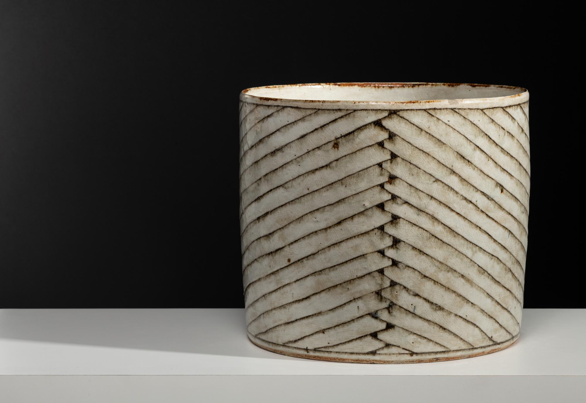 Monumental Cylindrical Vessel (kumme), 1976