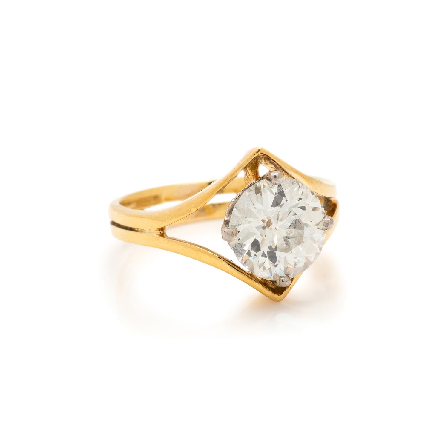 YELLOW GOLD AND DIAMOND RING