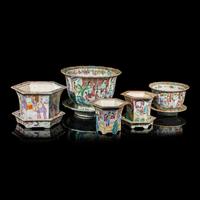 Five Chinese Export 'Rose Medallion' Jardinieres and Undertrays, 19th Century — 清晚期 廣彩人物故事圖帶托泥花盆一組五件