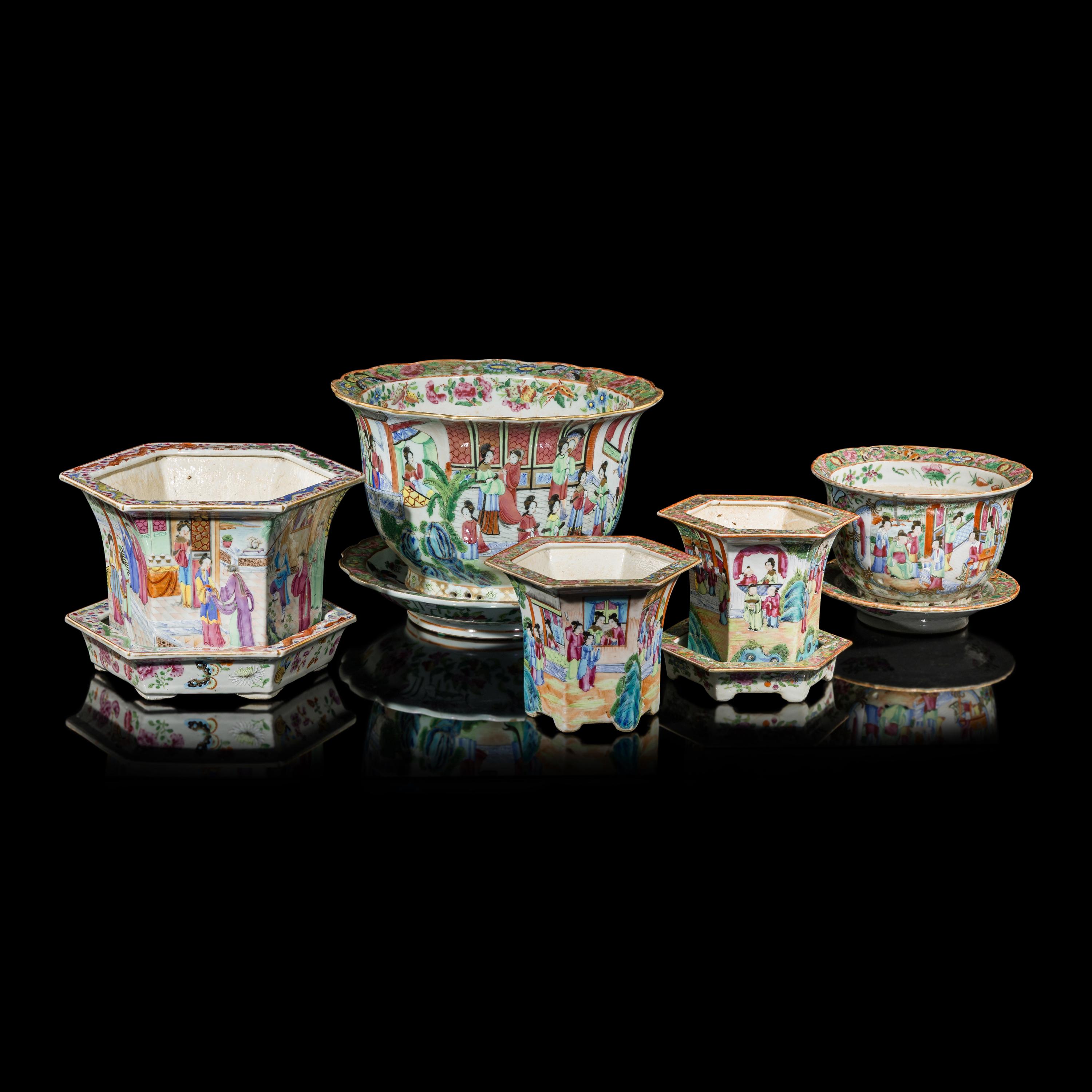 Five Chinese Export 'Rose Medallion' Jardinieres and Undertrays, 19th Century — 清晚期 廣彩人物故事圖帶托泥花盆一組五件
