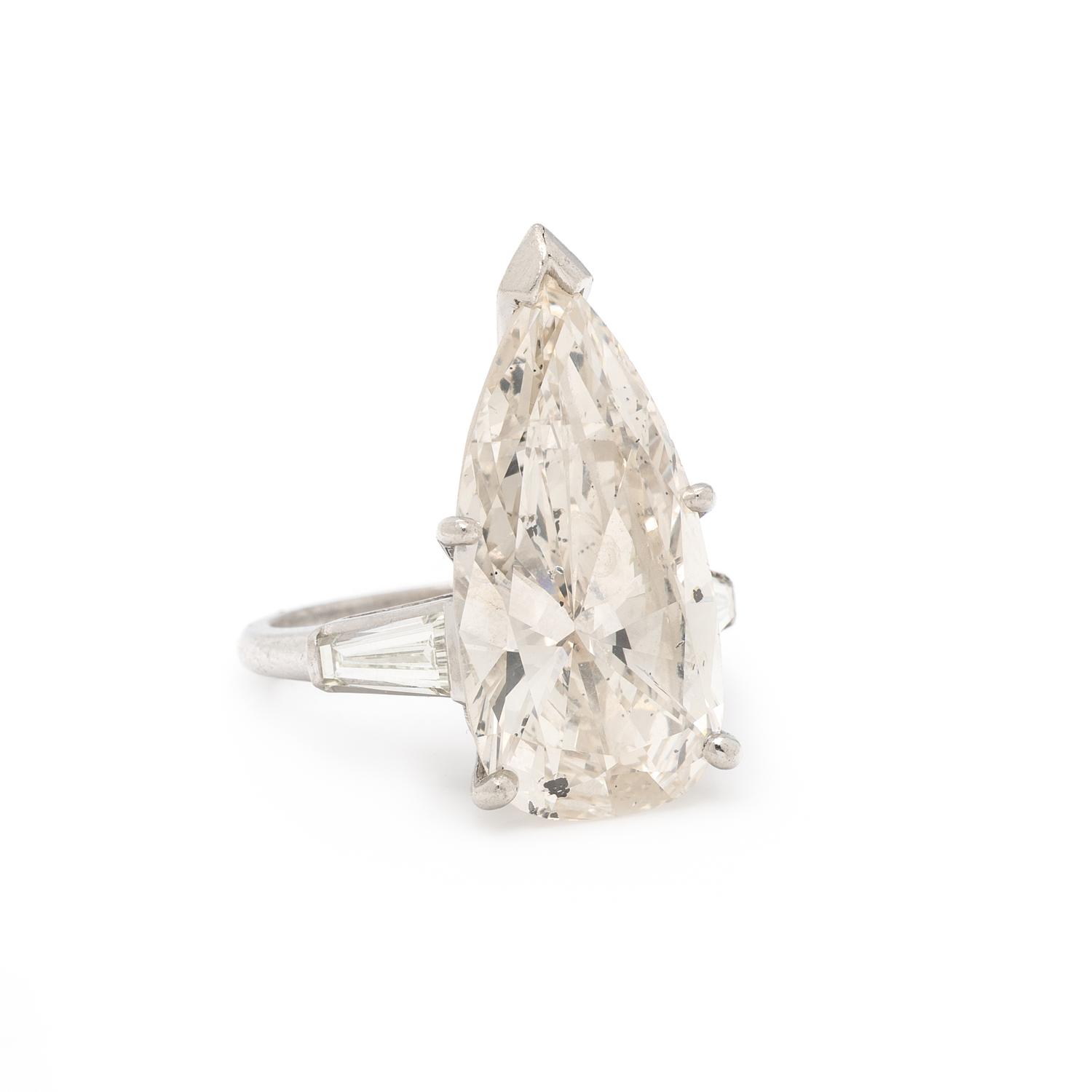 PEAR SHAPED DIAMOND RING