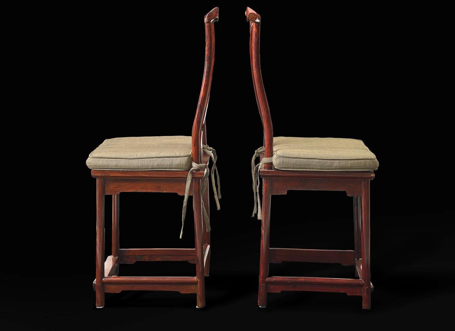 A pair of hardwood yoke-back side chairs 硬木椅子一對