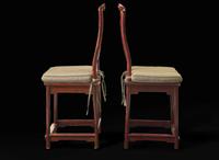 A pair of hardwood yoke-back side chairs 硬木椅子一對