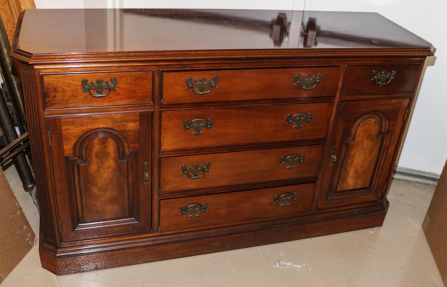 A Chippendale Style Mahogany Chest of Drawers Height 34 x width 59 x depth 19 1/8 inches. — 20TH CENTURY