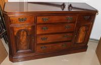 A Chippendale Style Mahogany Chest of Drawers Height 34 x width 59 x depth 19 1/8 inches. — 20TH CENTURY