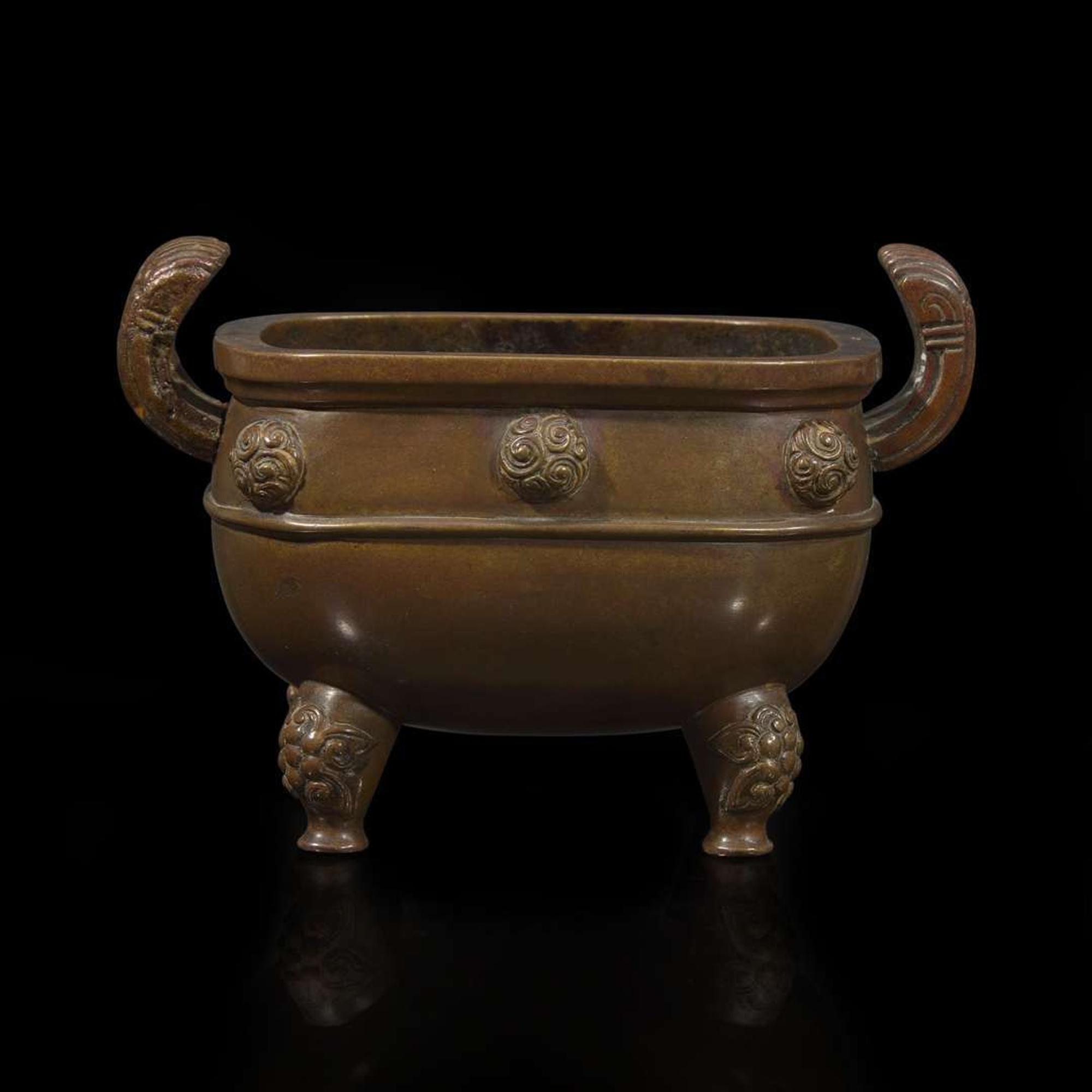 A Chinese archaistic bronze small censer 摹古小铜炉 "Xuande" six-character mark ?????
