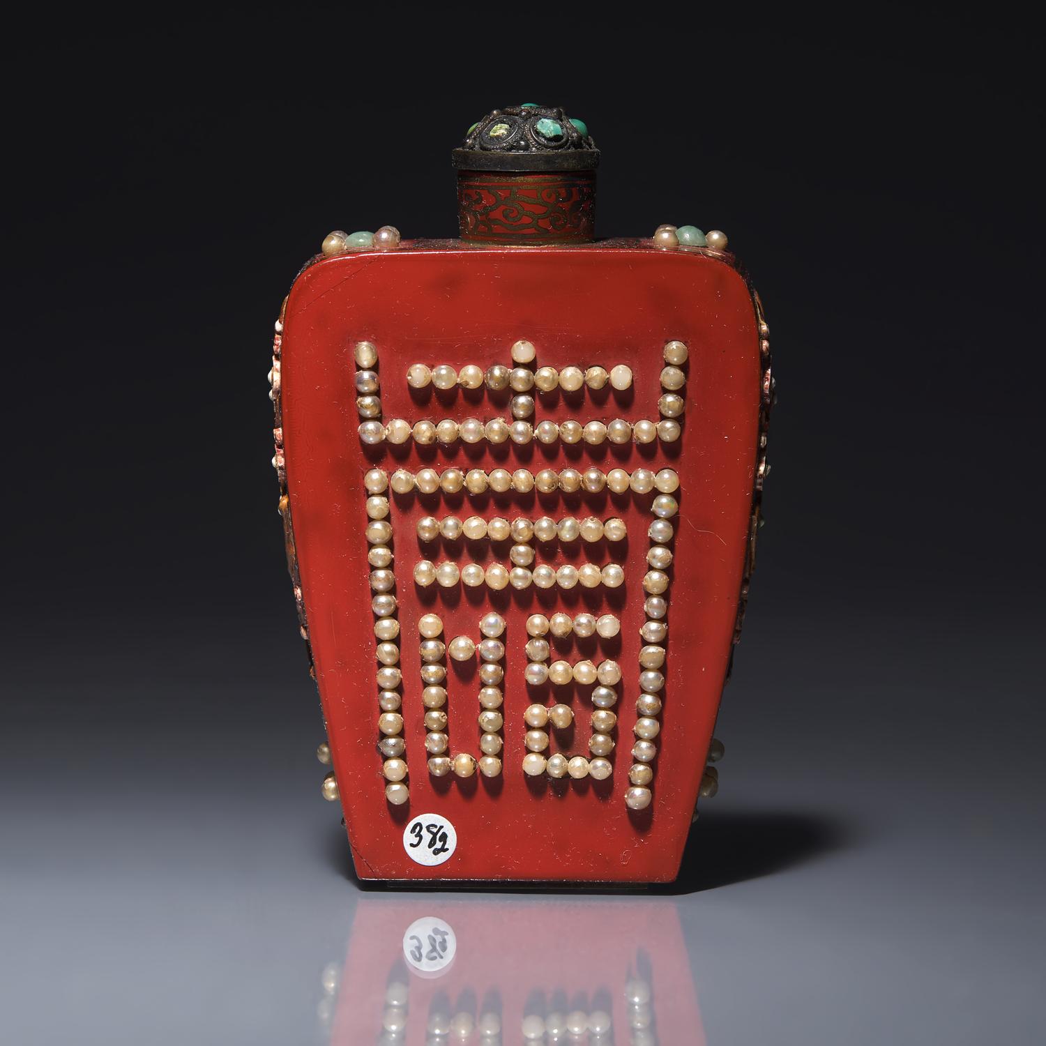 A Japanese Embellished Lacquer Snuff Bottle, 19th-Early 20th Century 晚清-民國 日式紅漆地嵌寳仕女圖鼻烟壺