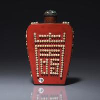 A Japanese Embellished Lacquer Snuff Bottle, 19th-Early 20th Century 晚清-民國 日式紅漆地嵌寳仕女圖鼻烟壺