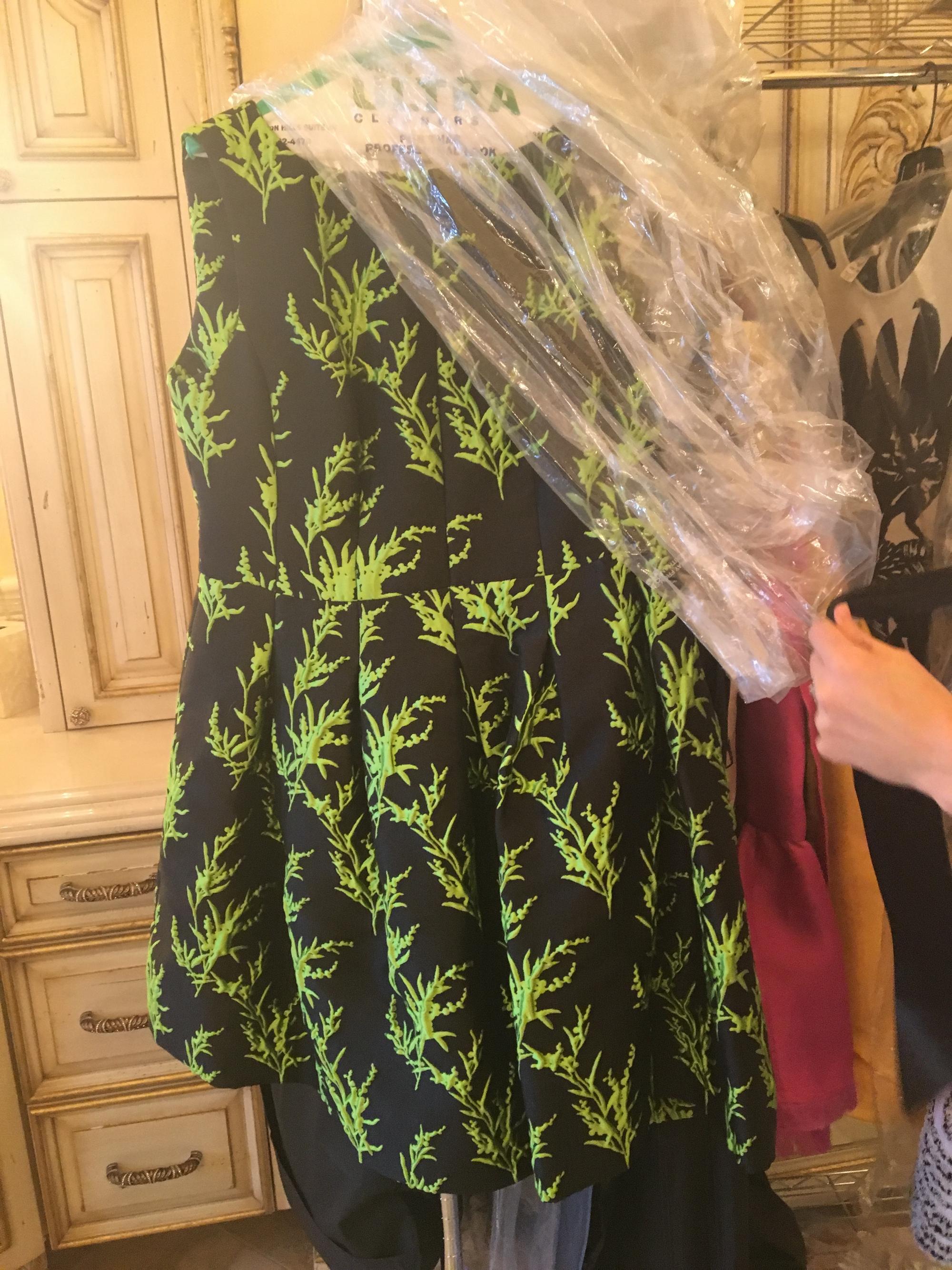 Oscar de la Renta Black and Green Dress, 2000-2010s Size label: 10