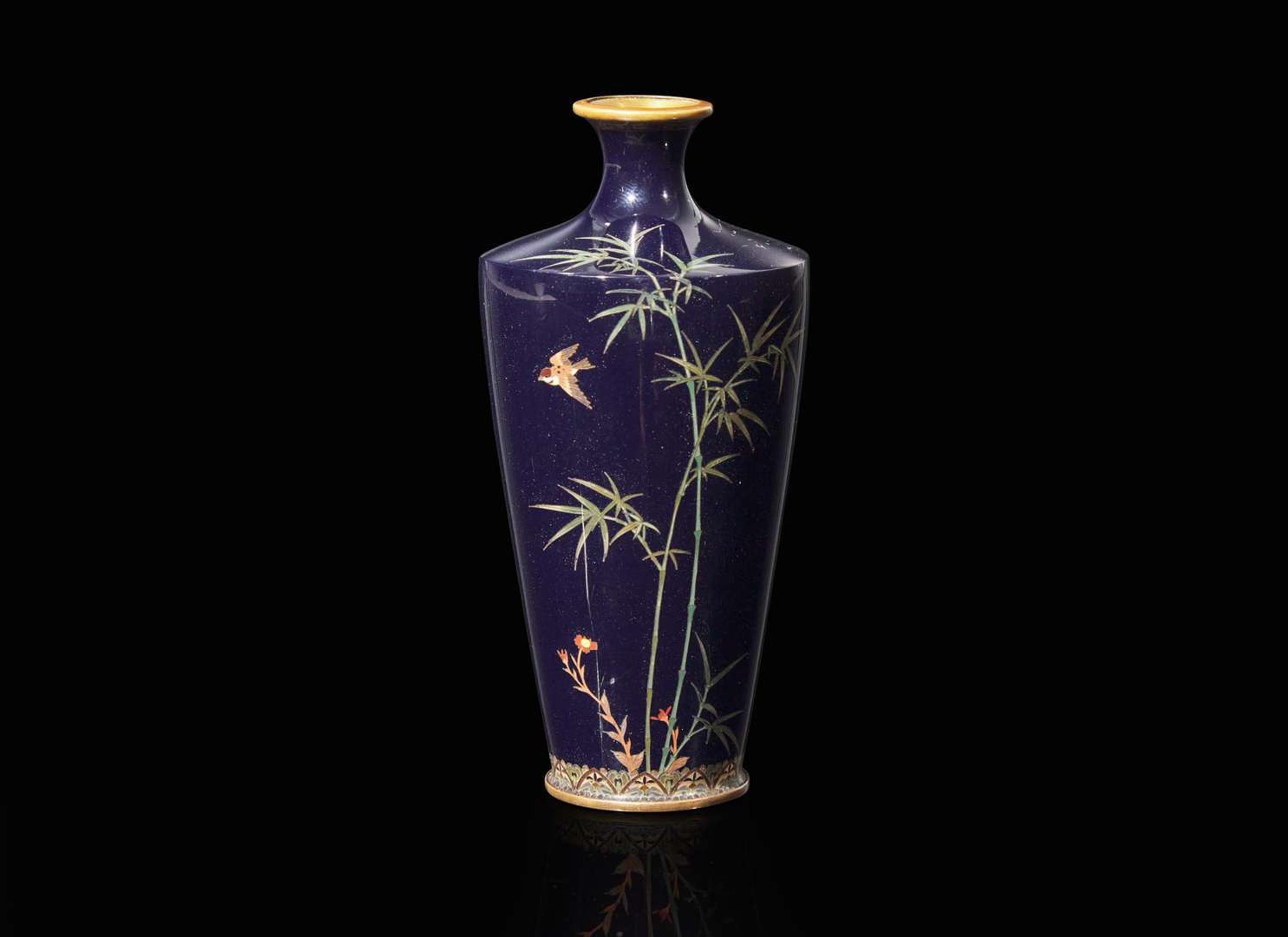 A finely-executed Japanese cloisonne cabinet vase, Meiji period 銅胎畫琺瑯小花樽 明治