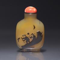 A Chinese "Shadow" Agate Snuff Bottle, Qing Dynasty, Circa 1790-1880 — 1790–1880年 瑪瑙巧雕人物圖鼻煙壺