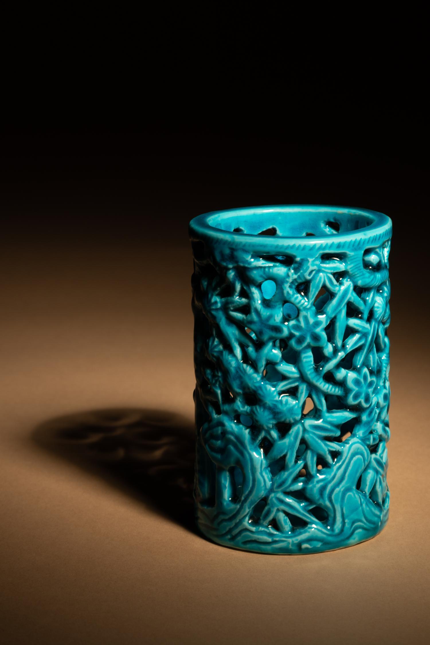 A Turquoise Glazed Porcelain Brushpot, Bitong