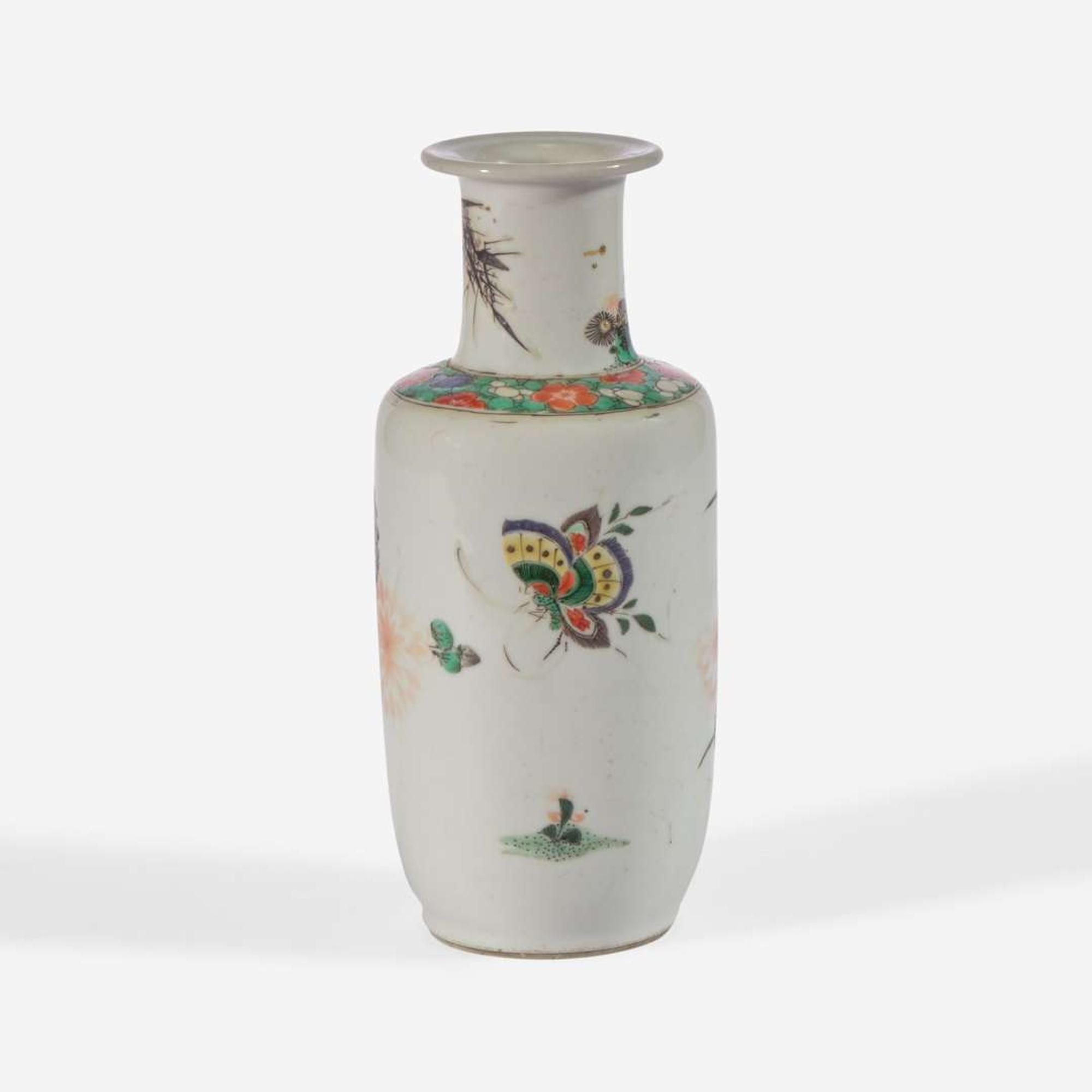 A small Chinese famille verte-decorated porcelain rouleau vase 五彩纸槌瓶