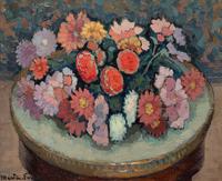 Dahlias sur table bouillotte en marbre