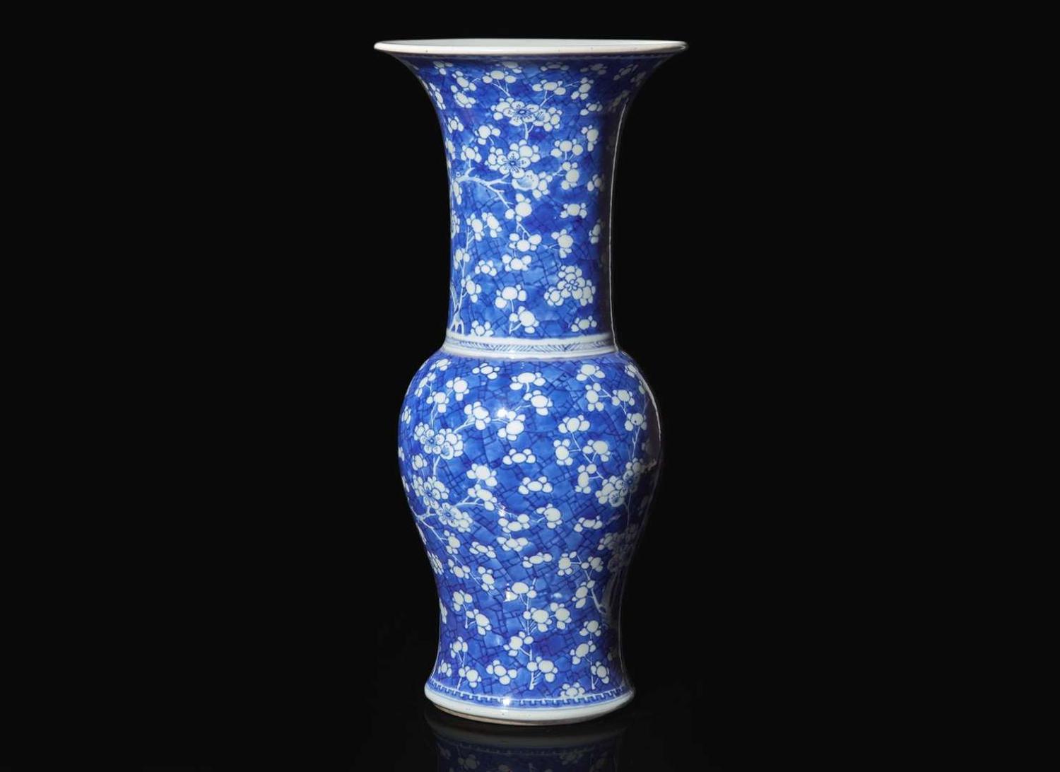 A Chinese blue and white porcelain "Phoenix-tail" vase, Kangxi period 青花鳳尾尊 清康熙