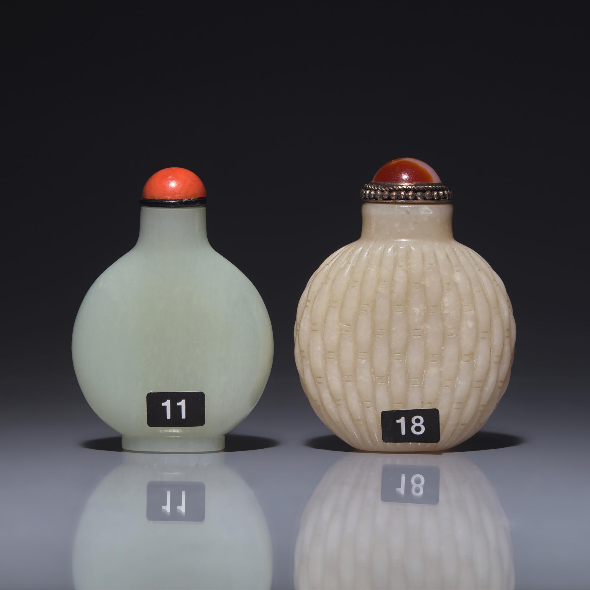 Two Chinese Jade Snuff Bottles, 18th-19th Century 清中期 白玉鼻烟壺兩支