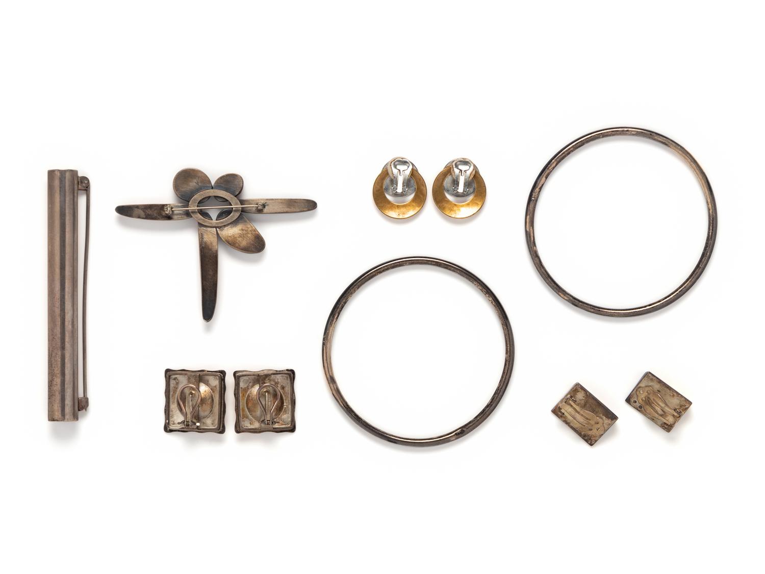 COLLECTION OF MIXED METAL JEWELRY