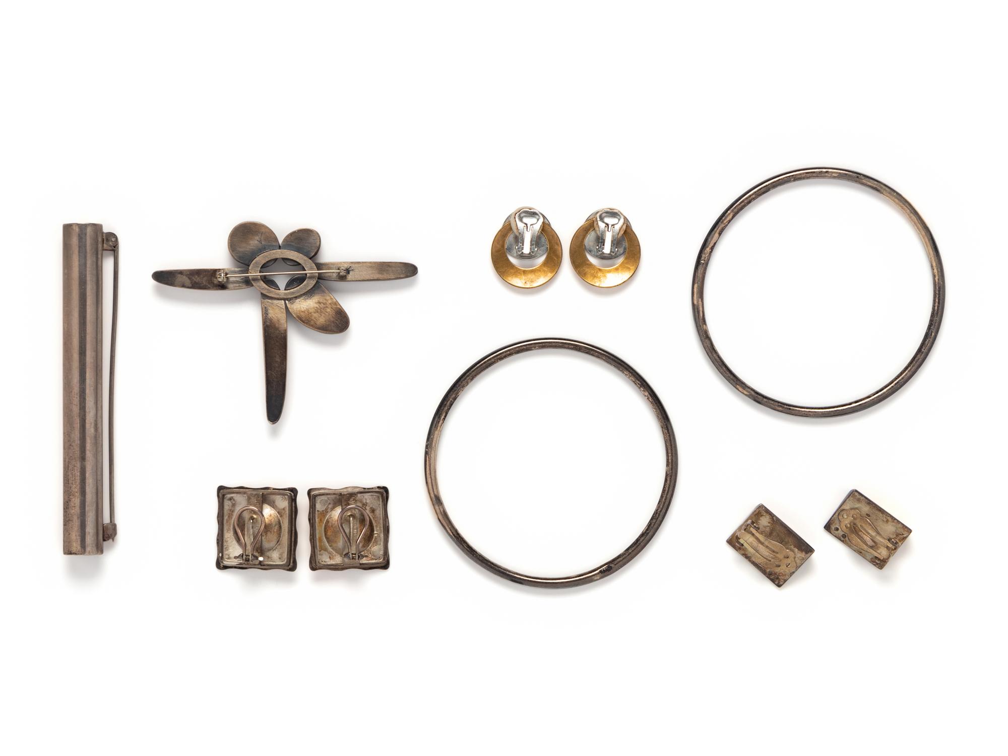 COLLECTION OF MIXED METAL JEWELRY