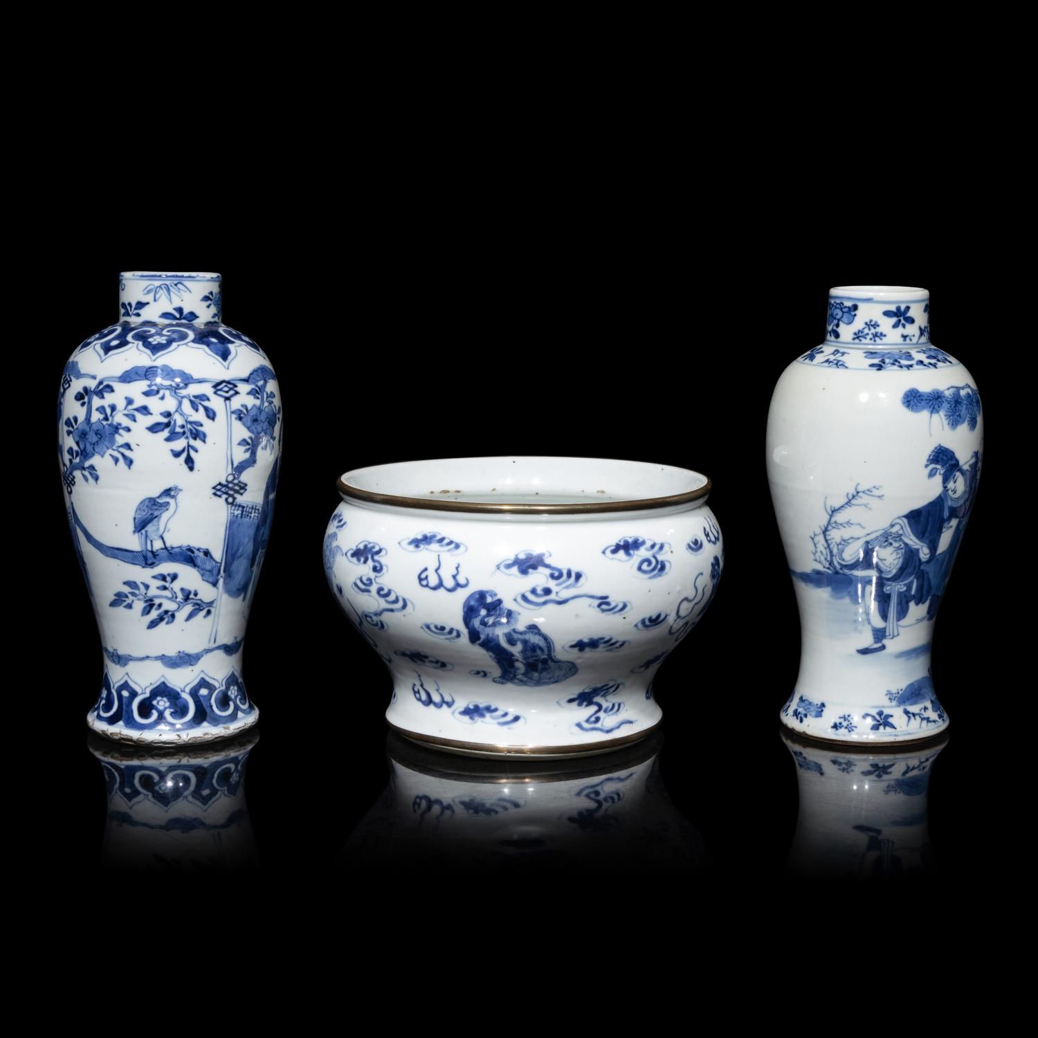 Three Chinese Blue and White Porcelain Vessels, 18th-19th Century 清中期 青花 佛獅紋洗及 人物圖賞瓶兩支