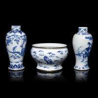 Three Chinese Blue and White Porcelain Vessels, 18th-19th Century 清中期 青花 佛獅紋洗及 人物圖賞瓶兩支