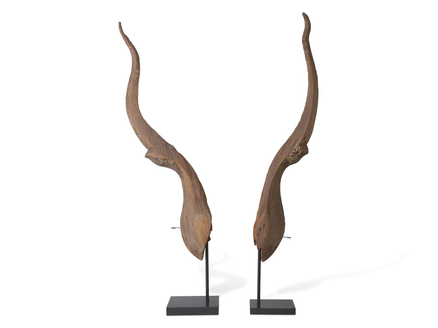 An associated pair of Thai or Laotian wood finials, Chofa 泰國或老撾木雕或一對
