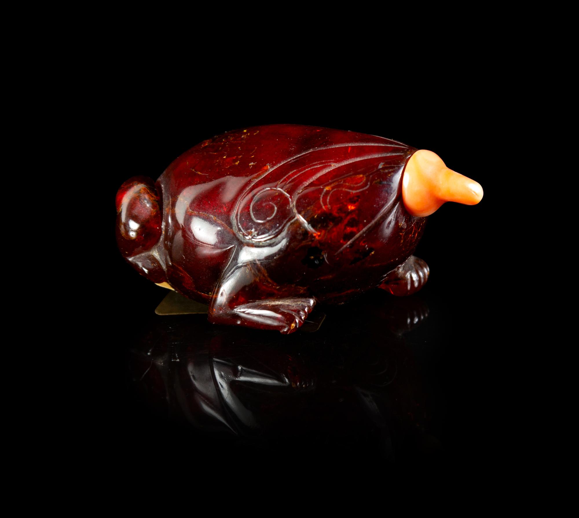 An Amber Frog-Form Snuff Bottle
