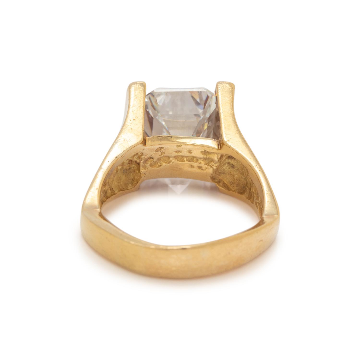 YELLOW GOLD AND DIAMOND RING