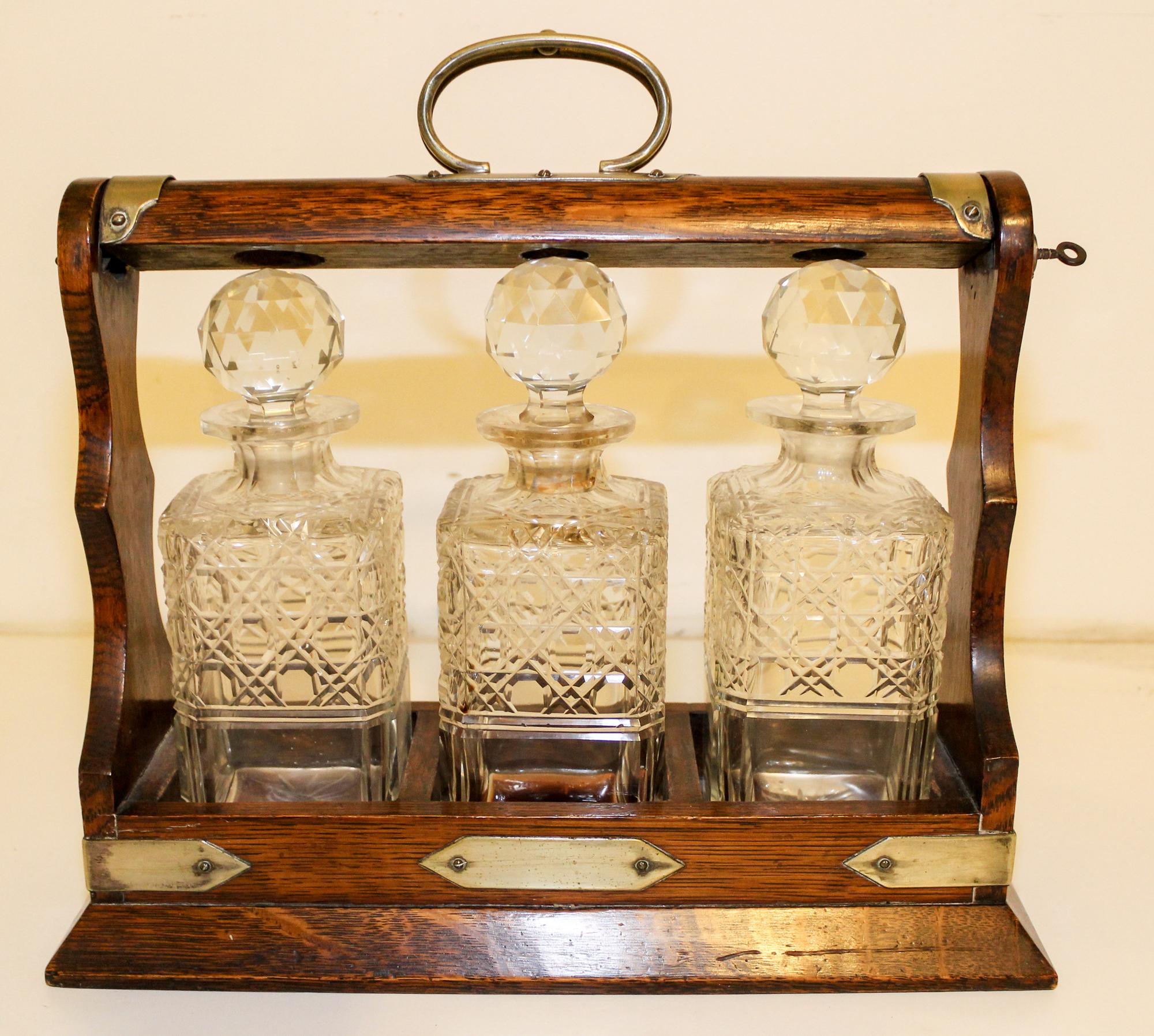 An Oak Cased Tantalus Height 12 x width 13 1/2 x depth 5 1/2 inches. — LATE 19TH CENTURY