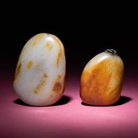 Two Chinese Greyish Celadon and Russet Jade Pebble Snuff Bottles, Qing Dynasty — 清 青白玉帶皮素面鼻烟壺兩支