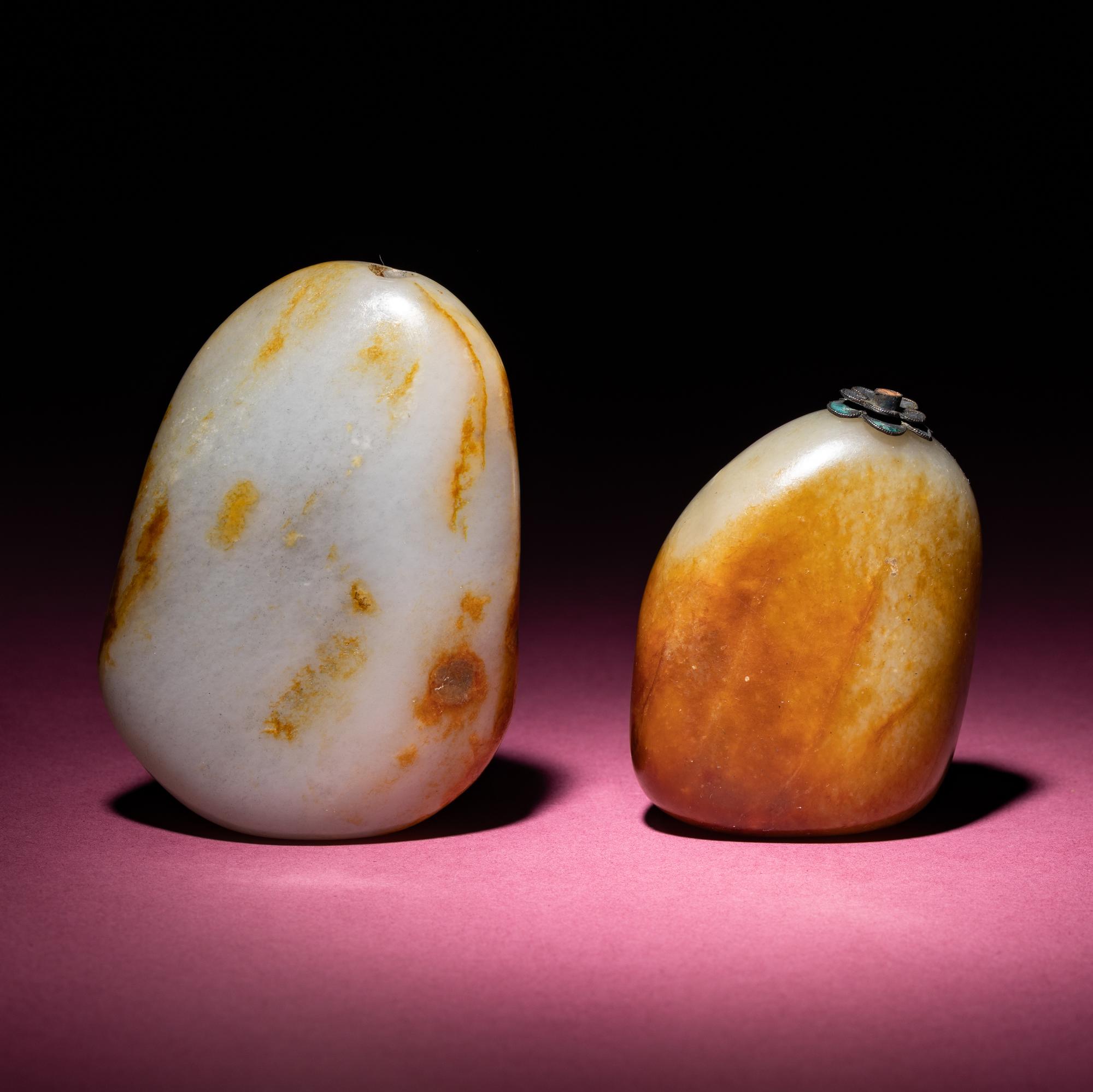 Two Chinese Greyish Celadon and Russet Jade Pebble Snuff Bottles, Qing Dynasty — 清 青白玉帶皮素面鼻烟壺兩支