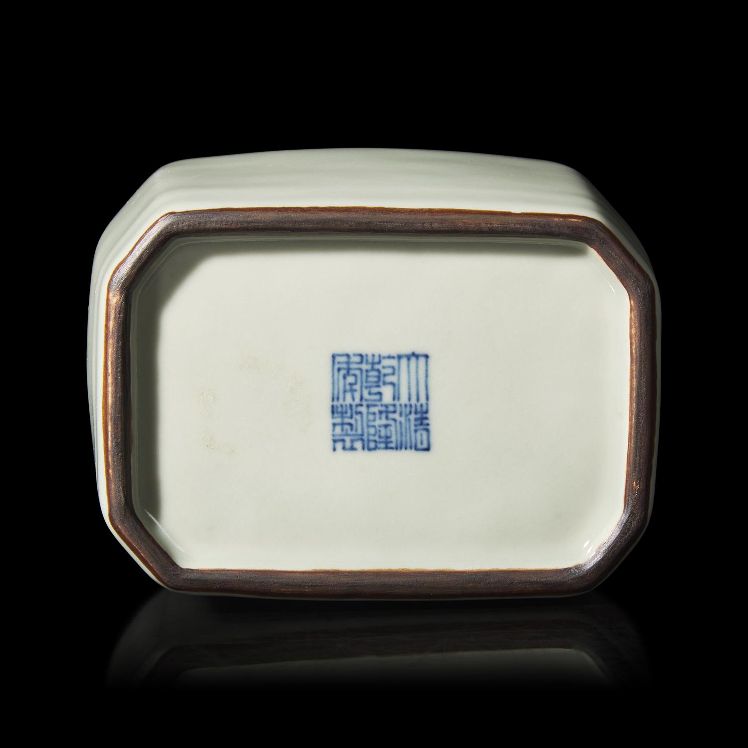 A Chinese Celadon Glazed Covered Jar, Qianlong Mark — 乾隆款 青釉雙係蓋罐