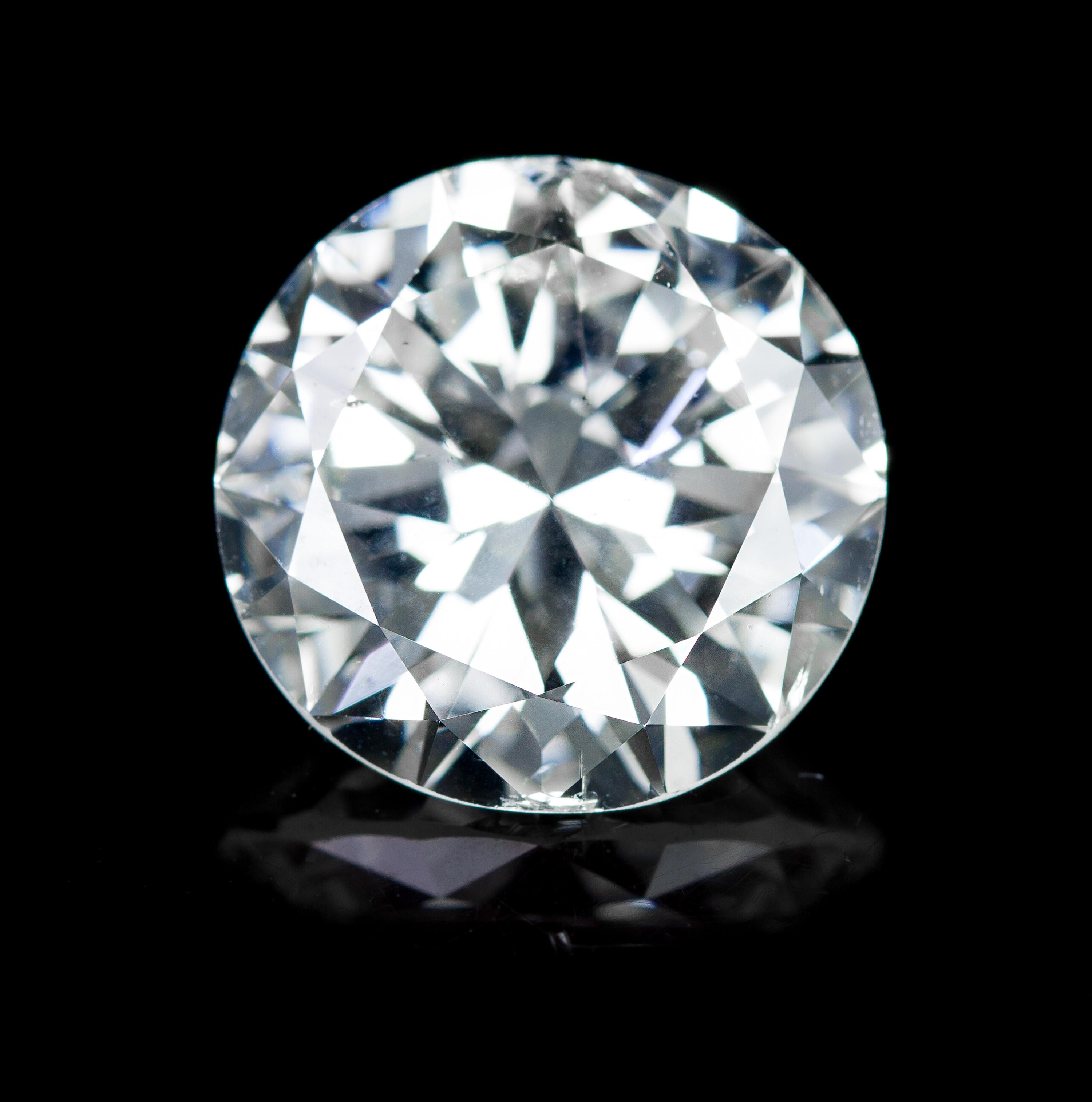 A Platinum and Round Brilliant Cut Diamond Ring, 6.20 dwts.