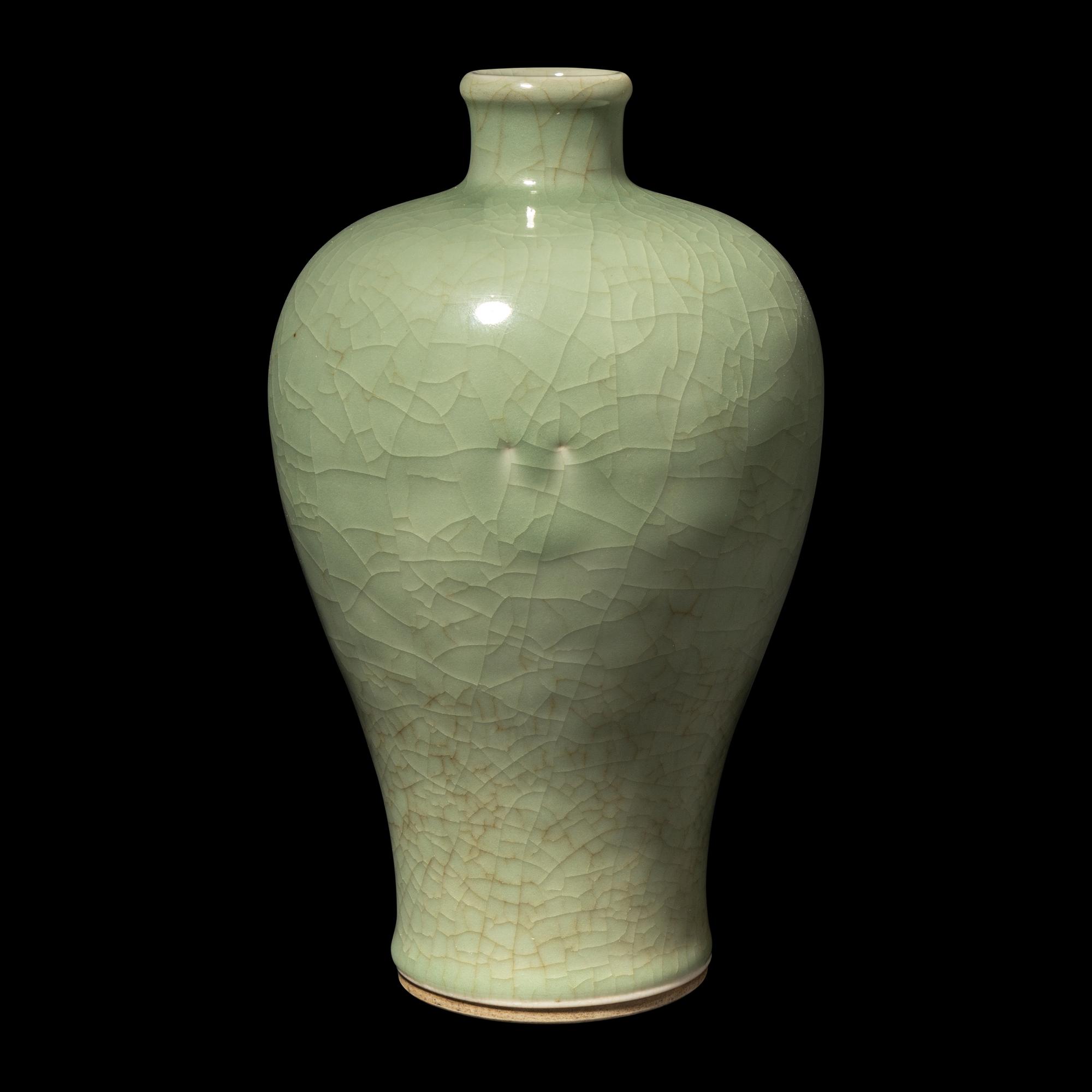 A Chinese Crackled Celadon Glazed Porcelain Meiping Vase, 19th/Early 20th Century 晚清/民國 青釉梅瓶