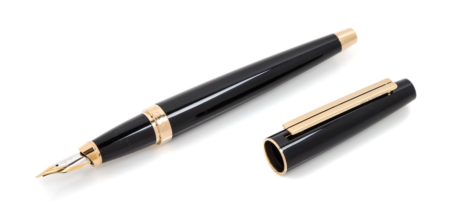 An S.T. Dupont Ellipsis: Composite Noir Fountain Pen