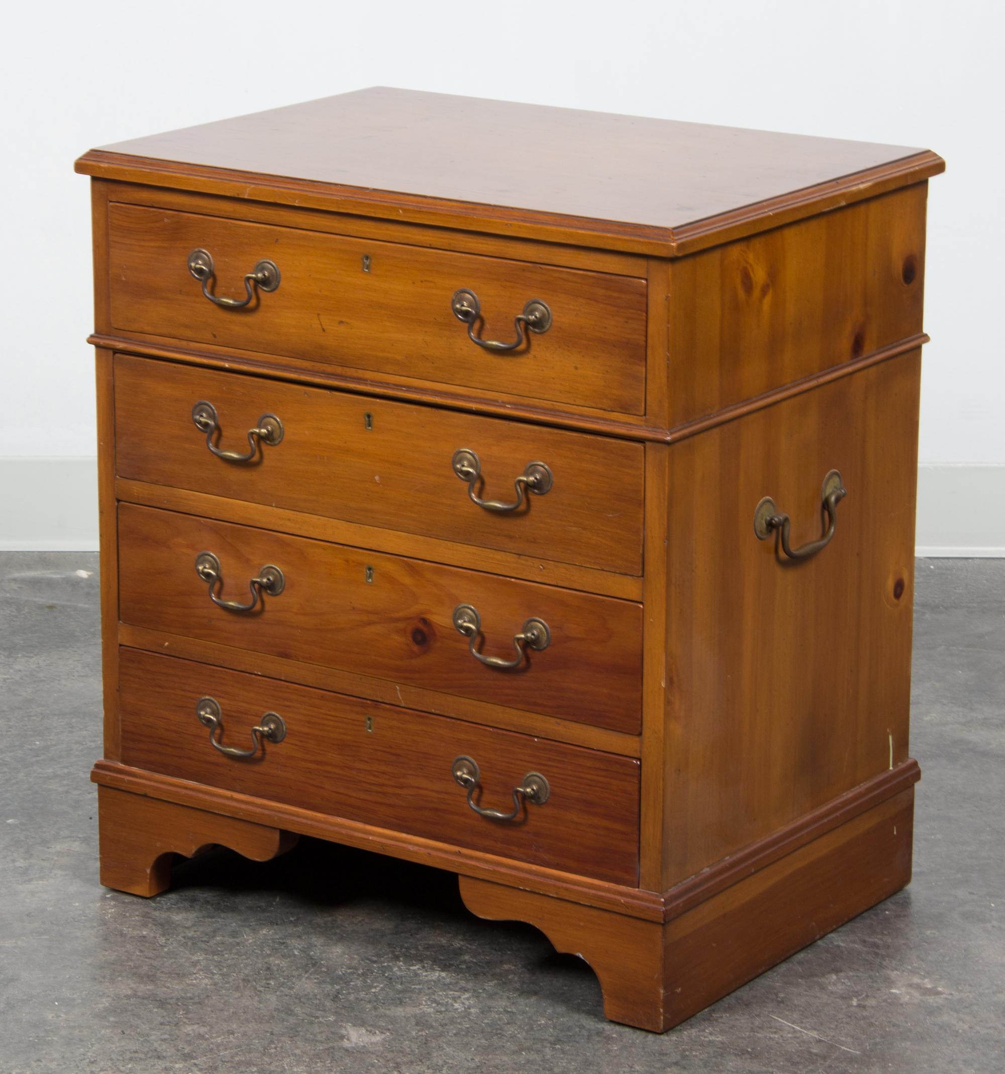 An American Pine Chest of Drawers Height 24 1/4 x width 21 3/4 x depth 15 3/4 inches. — 20TH CENTURY