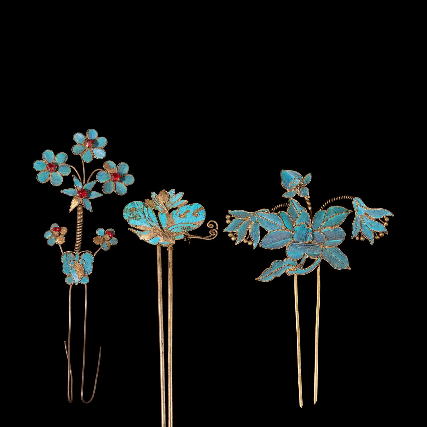 Three Chinese Kingfisher Feather Hairpins, 19th Century 清晚期 點翠髮釵一組三件