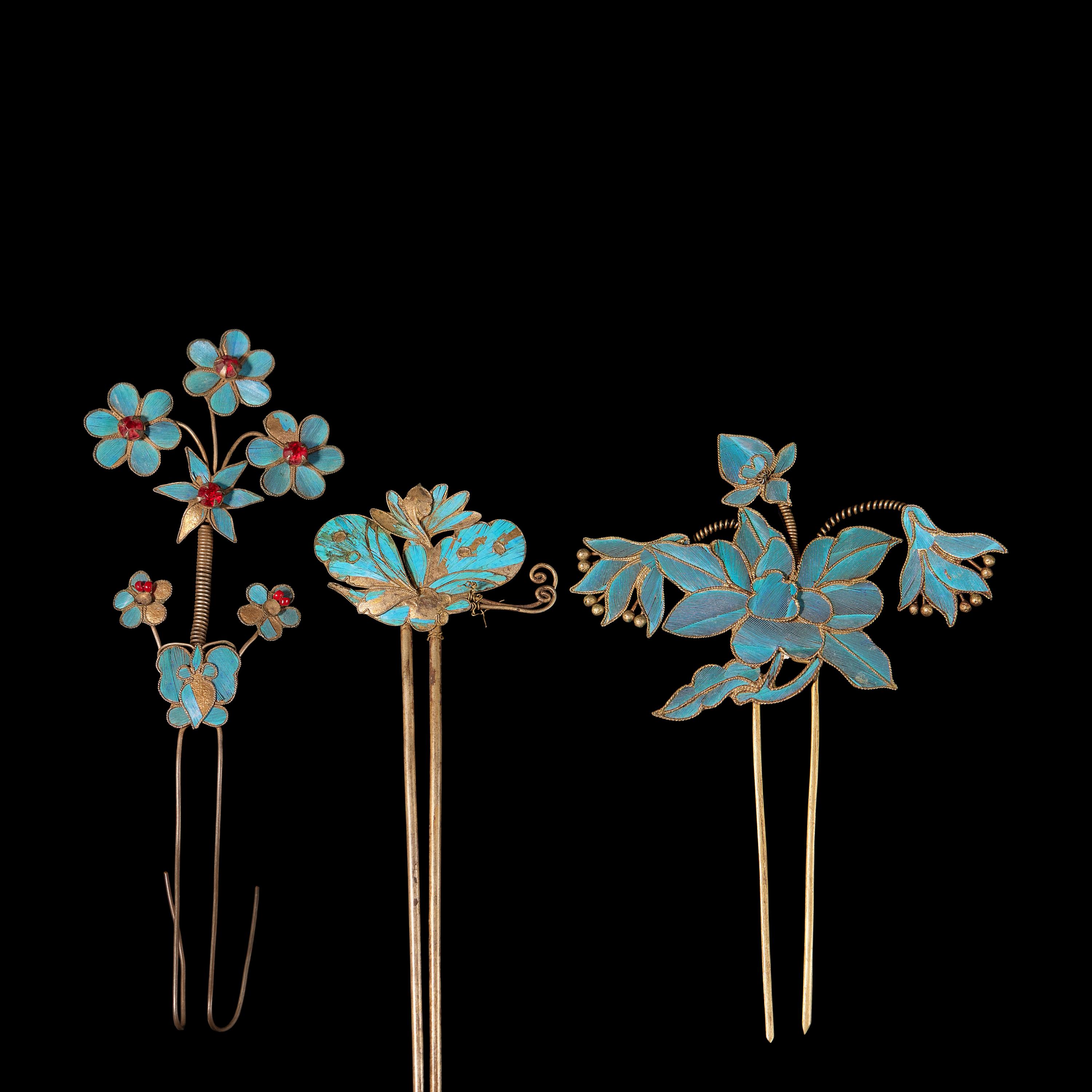 Three Chinese Kingfisher Feather Hairpins, 19th Century 清晚期 點翠髮釵一組三件