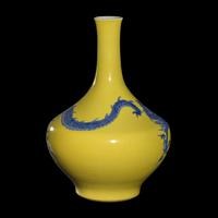 A Japanese Yellow Ground Blue and White Porcelain Vase by Makuzu Kozan (1842-1916) 宮川香山製黃地龍紋賞瓶